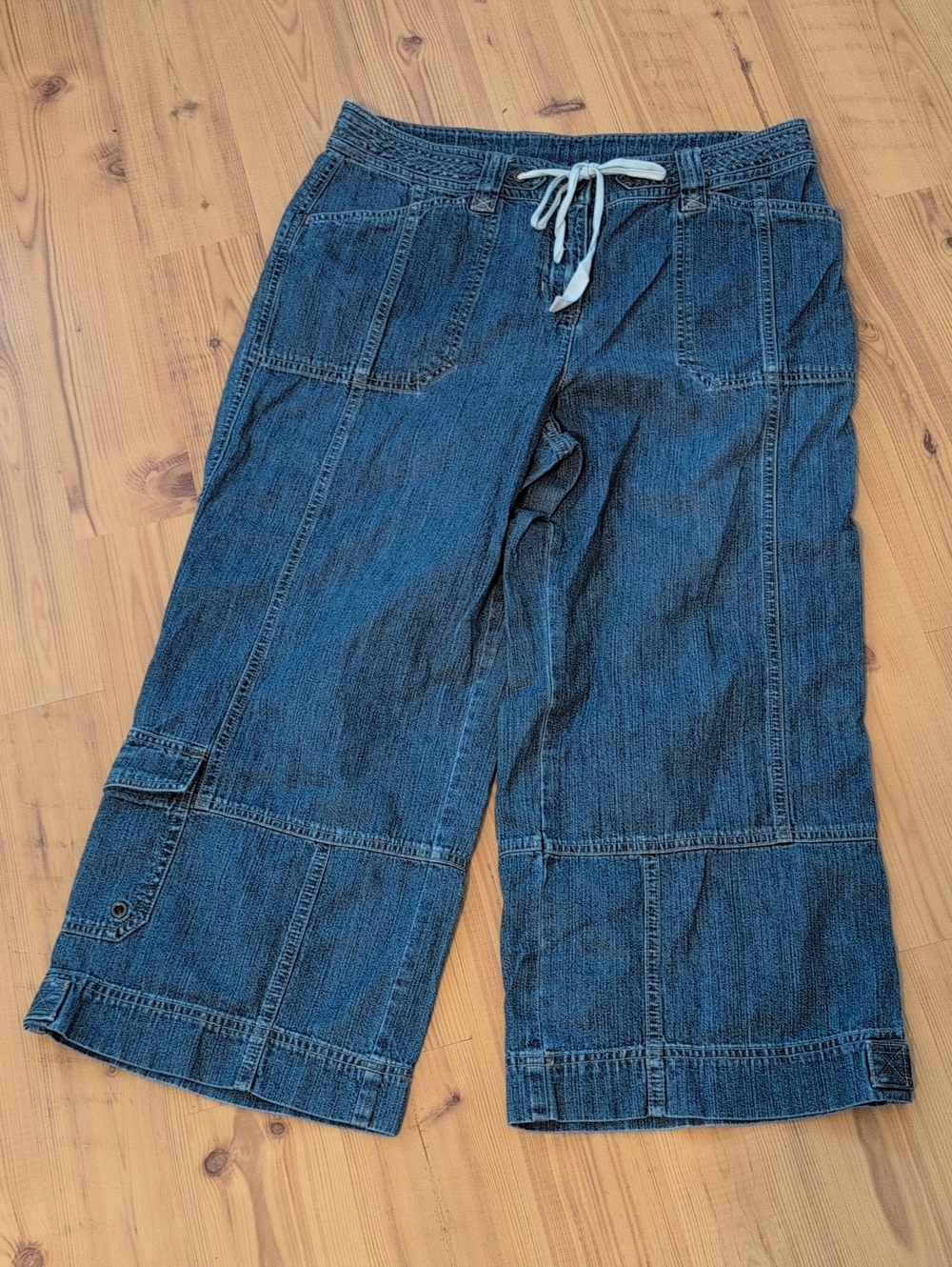 Jones New York Light Blue Denim Capris with Drawstring